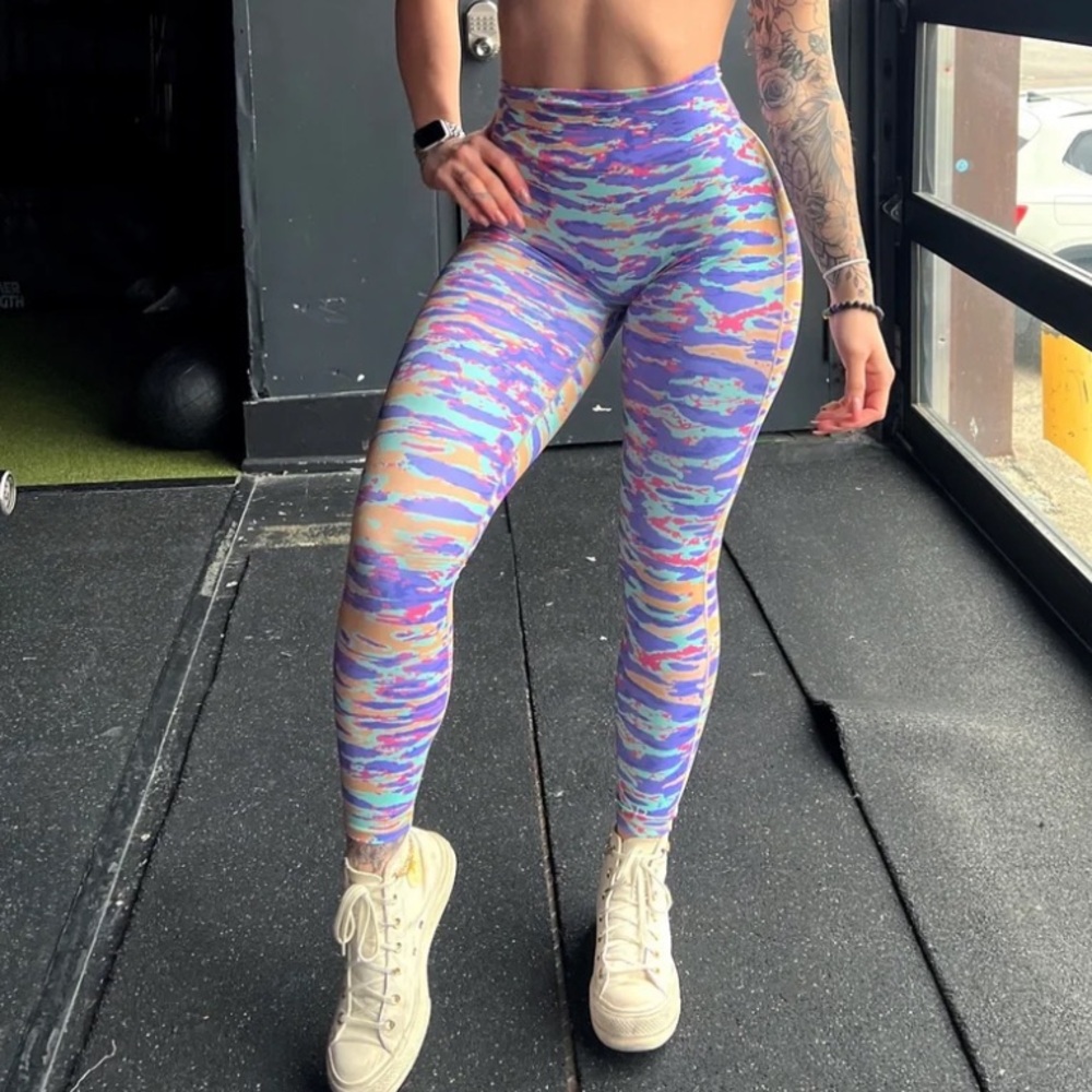 Noire Blanc High-Waisted Purple Multi Print Leggings